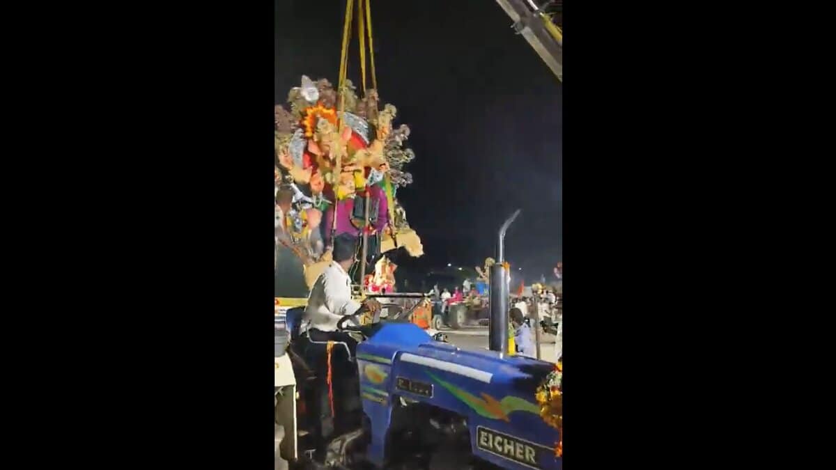 Ganesh idol falls on devotees in Telangana