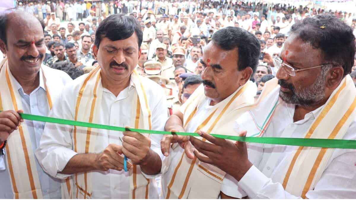 Minister Ponguleti Srinivas Reddy inaugurates Indiramma houses in Gadwal