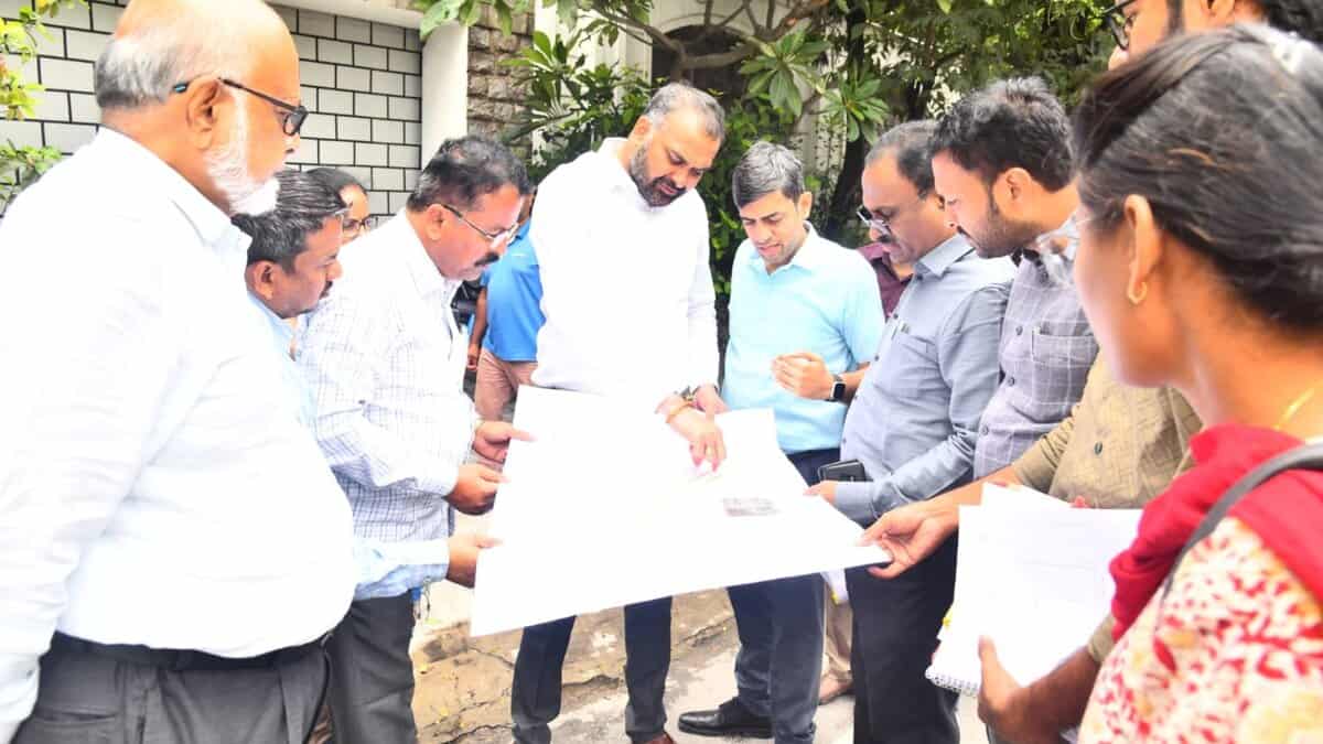 GHMC commissioner inspects infra projects around KBR park