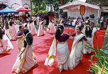 Onam festival celebrations in Kerala Thiruvananthapuram: Kerala Chief Minister Pinarayi Vijayan and state police chief Ravada Chandrasekhar during the Onam festival celebrations at the police headquarters, in Thiruvananthapuram, Tuesday, Sept. 2, 2025. (PTI Photo)