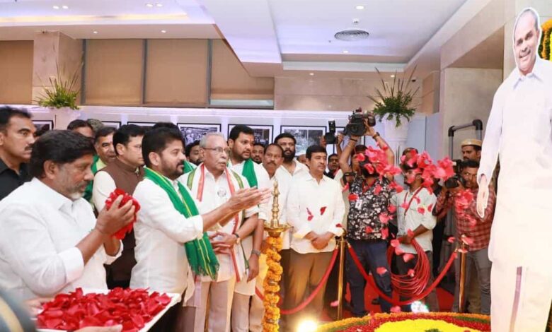 Image of Telangana deputy CM Mallu Bhatti Vikramarka paying tributes to YSR in Hyderabad.