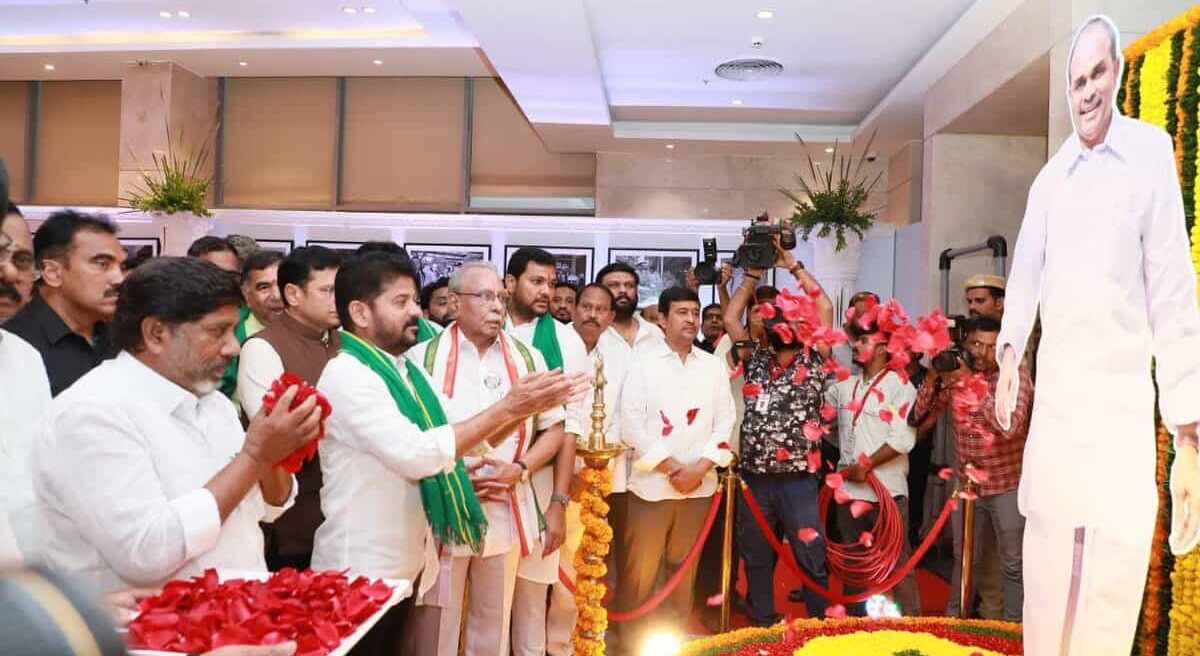 Image of Telangana deputy CM Mallu Bhatti Vikramarka paying tributes to YSR in Hyderabad.