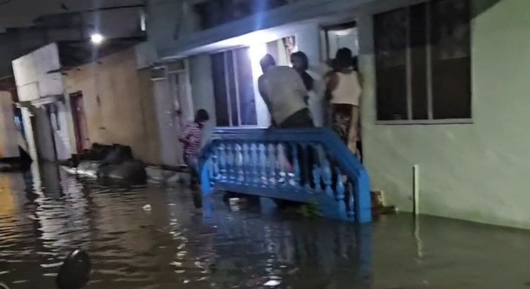 Image of a colony in Chaderghat submerged due to heavy rains in Hyderabad.