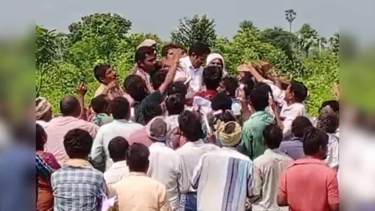 Farmers pile up on Agro center owner for urea tokens in Mahabubabad