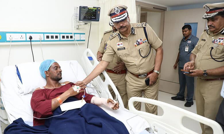 Telangana DGP visits Syed Asif, who was injured in a scuffle with rowdy sheeter Riyaz.