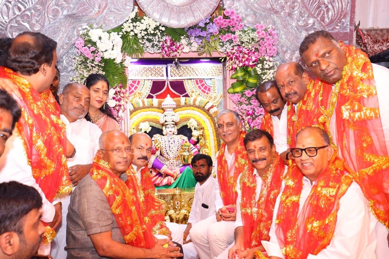 Harish Rao offers prayers at Bhagyalakshmi Temple in Hyderabad