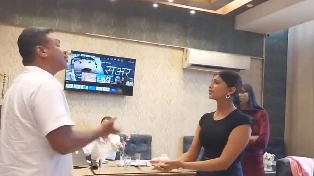 A aspirant model stands up courageously against moral policing in Rishikesh, Uttarakhand