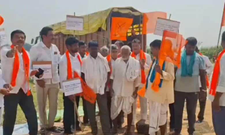 Members of the Bharatiya Kissan Sangh protest in Nirmal district