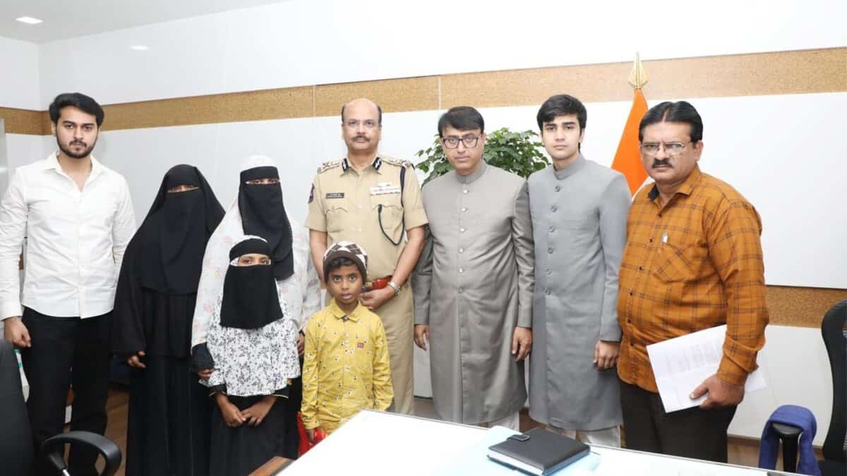 Rowdy sheeter Riyaz family with Telangana DGP Shivadhar Reddy