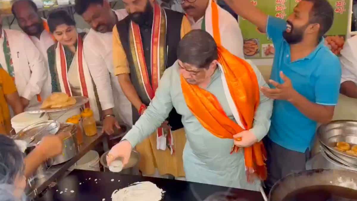 Telangana ministers Ponnam Prabhakar and N Uttam Kumar Reddy make dosas