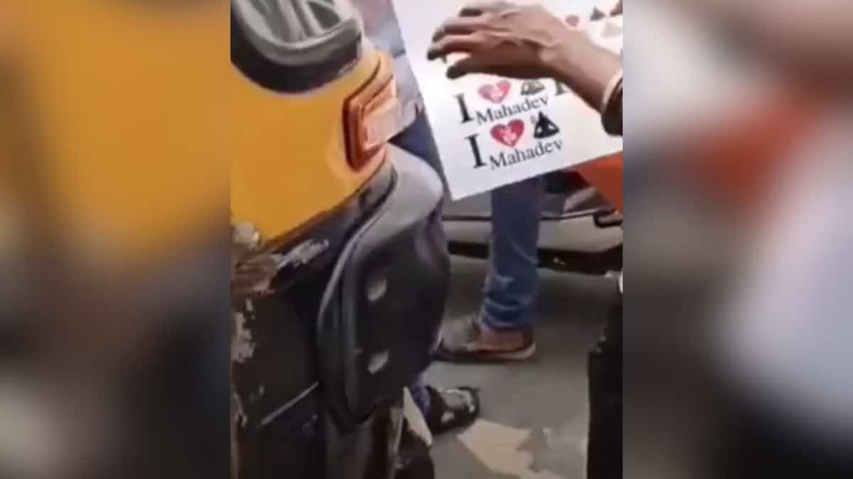 Members of Hindutva organisation stick