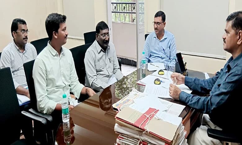 Excise officials from AP meet Telangana's deputy excise commissioner Syed Yasi Qureshi