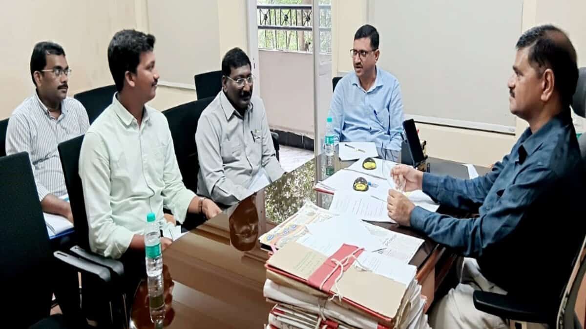 Excise officials from AP meet Telangana's deputy excise commissioner Syed Yasi Qureshi