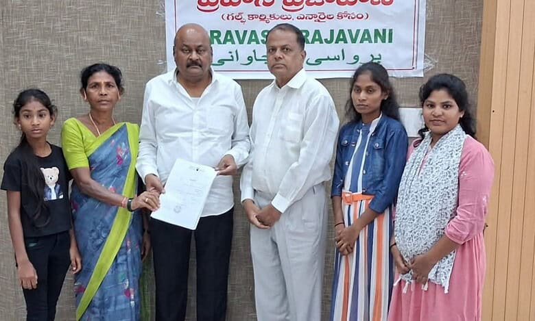 Telangana NRI Advisory Committee Chairman Manda Bheem Reddy meets late Bahrain worker Kavva Shankar’s wife and daughters in Hyderabad.