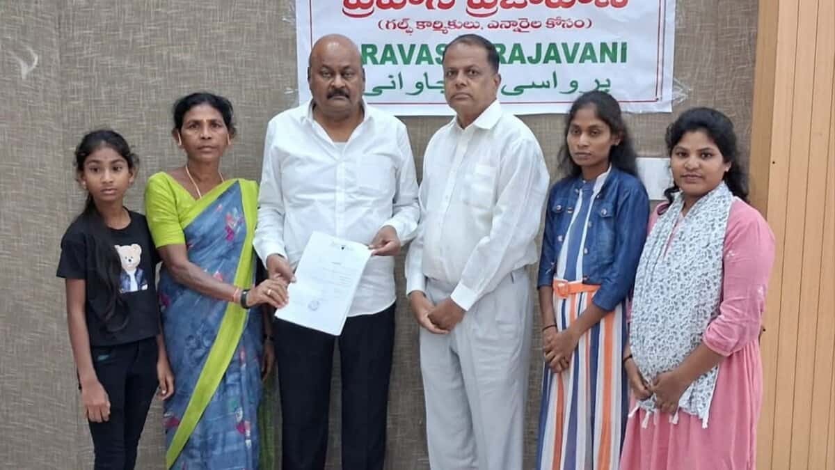 Telangana NRI Advisory Committee Chairman Manda Bheem Reddy meets late Bahrain worker Kavva Shankar’s wife and daughters in Hyderabad.