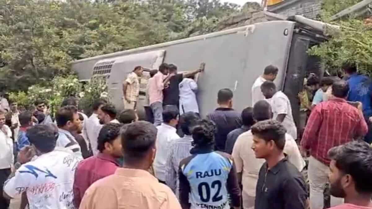 Bus overturns at Pedda Amberpet ORR
