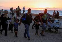 Gaza ceasefire: Thousands of Palestinians return to what's left of their homes
