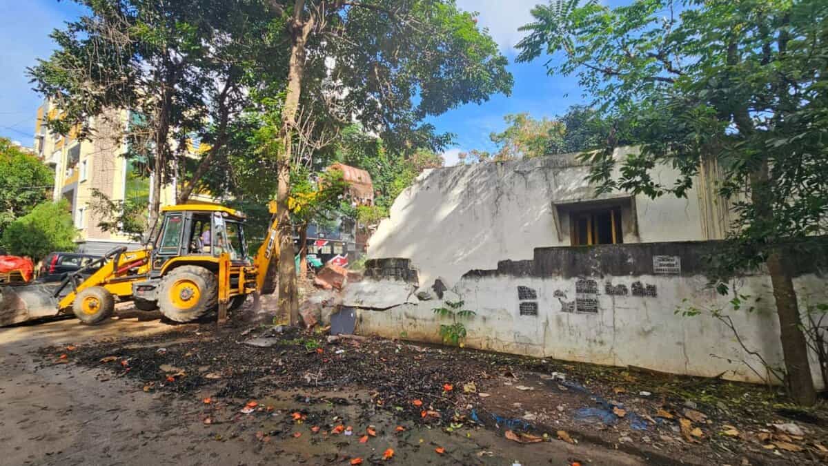HYDRAA removing encroachments in Kondapur