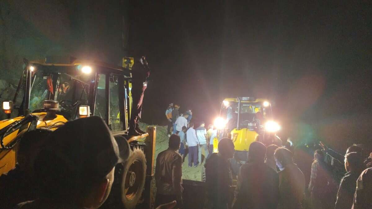_landslide hits bus in HP