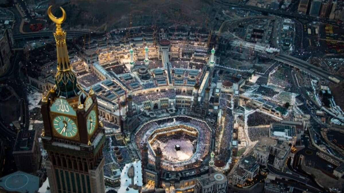 Aerial view of the Grand Mosque in Makkah, Saudi Arabia, filled with pilgrims around the Kaaba during prayer.