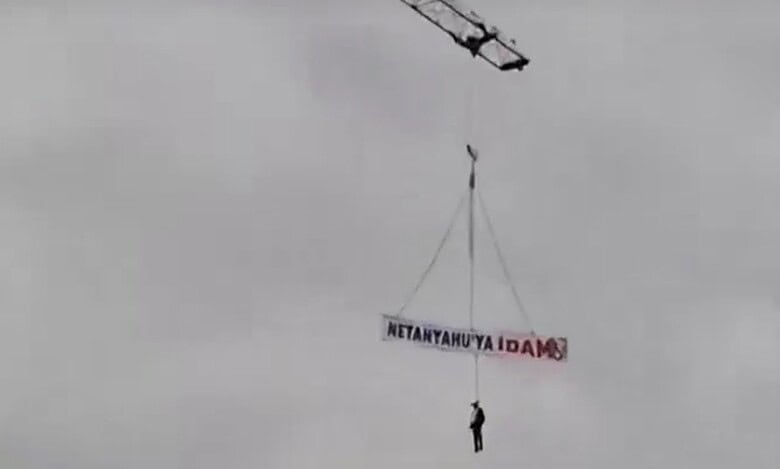 A crane in Turkey displaying an effigy of Israeli Prime Minister Benjamin Netanyahu with a banner reading “Netanyahu’ya İdam,” meaning “Death penalty for Netanyahu.”