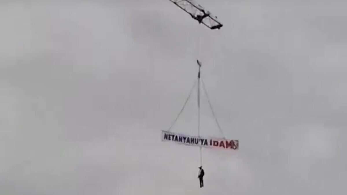 A crane in Turkey displaying an effigy of Israeli Prime Minister Benjamin Netanyahu with a banner reading “Netanyahu’ya İdam,” meaning “Death penalty for Netanyahu.”