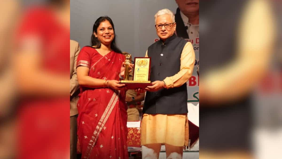 Telangana Governor Vishnu Dev Varma awards Karimnagar Collector Pamela Sathpathy for swift disposal of RTI pleas