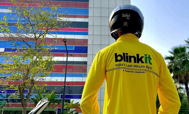 Blinkit delivery agents gives chocolate to woman for helping him