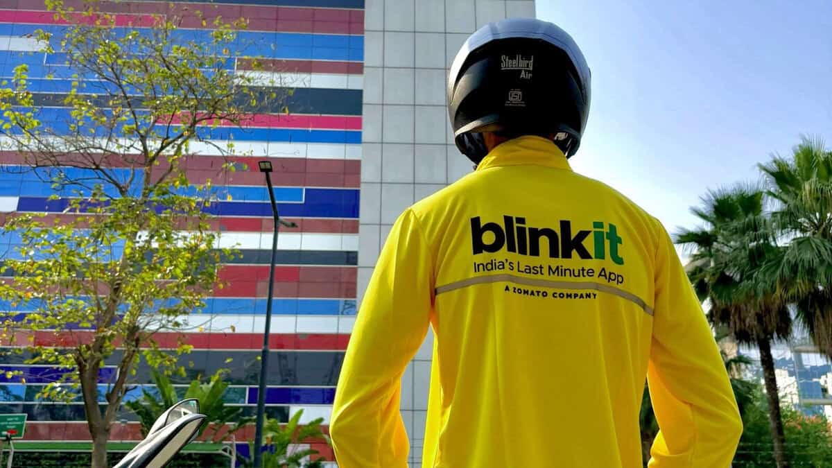 Blinkit delivery agents gives chocolate to woman for helping him