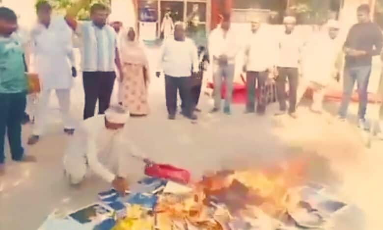 Hindutva mob forces Christians in Rohtak to burn holy books.