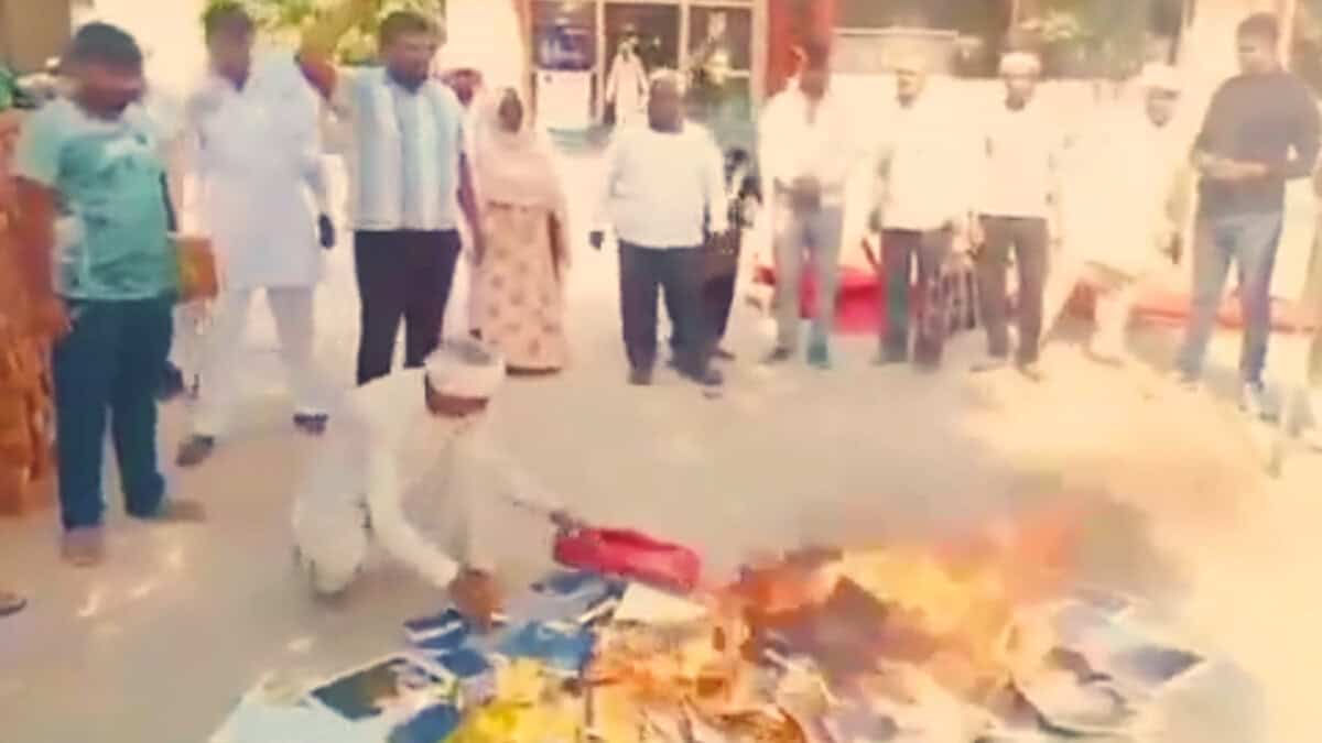 Hindutva mob forces Christians in Rohtak to burn holy books.