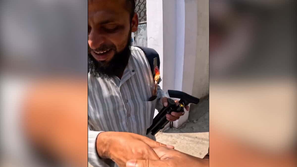 Hindu man helps muslim blind man reach mosque