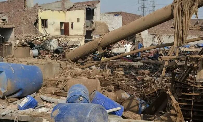 Huge explosion rocks glue factory in Pakistan
