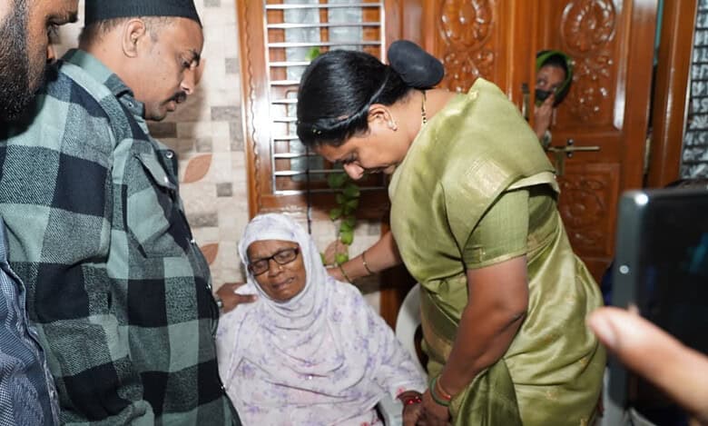 Kavitha met with the family members of those who died in the Madina Bus Accident