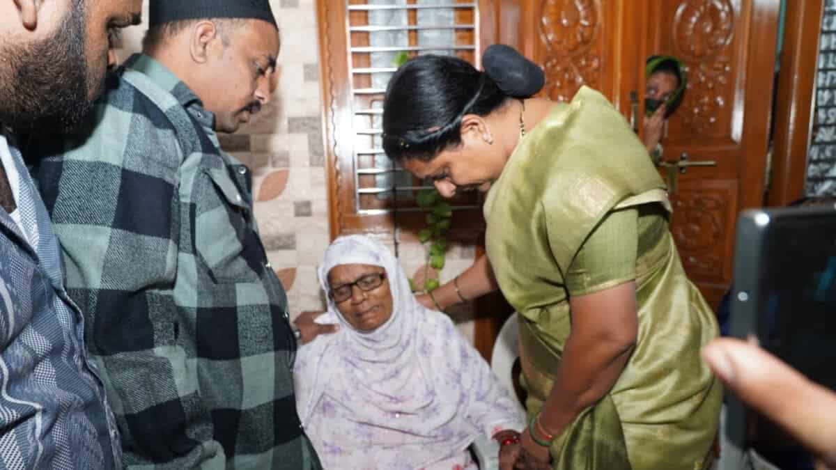 Kavitha met with the family members of those who died in the Madina Bus Accident