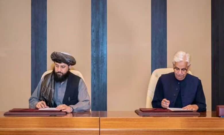 Pakistani Defence Minister Khawaja Asif, center right, and Afghan Defence Minister Mullah Muhammad Yaqoob sign a ceasefire agreement in Doha, Qatar.
