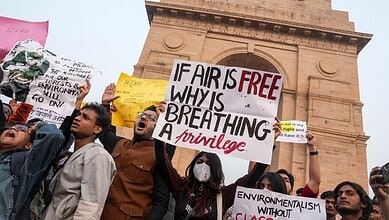 People protesting against air pollution issue near India Gate in New Delhi (1)
