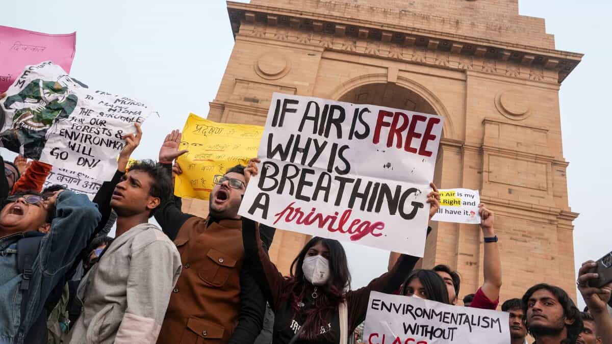 People protesting against air pollution issue near India Gate in New Delhi (1)