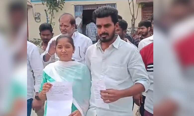 SC woman files sarpanch nomination in Sangareddy's Tadlapalle