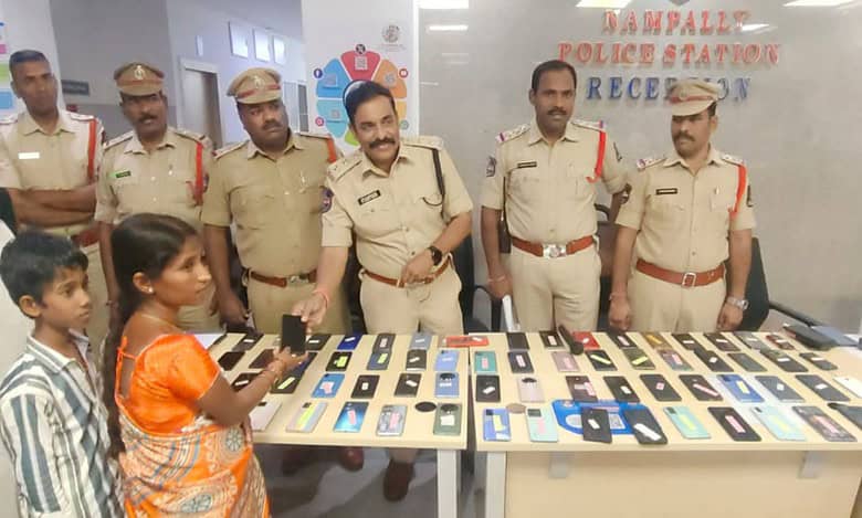 Hyderabad police return lost mobile phones to people
