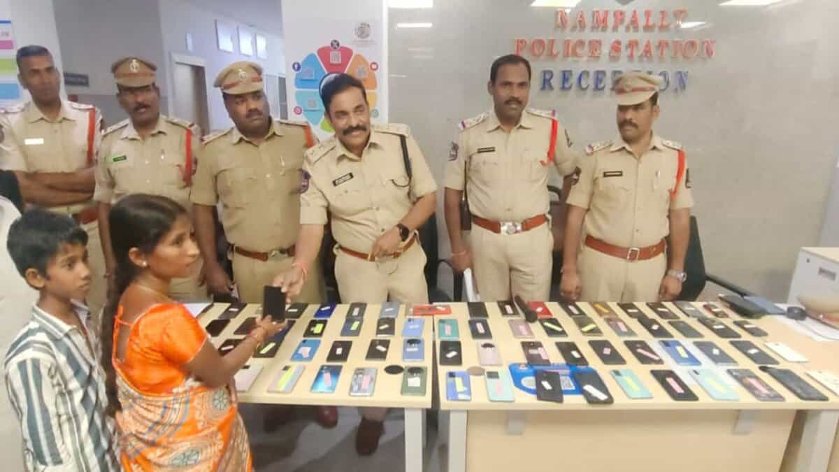 Hyderabad police return lost mobile phones to people