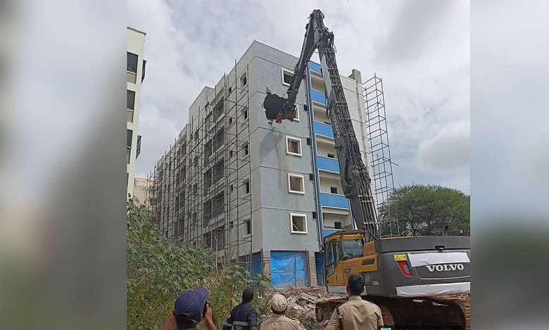 HYDRAA demolished a building in Miyapur
