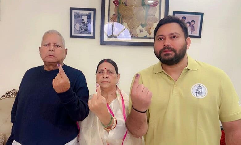 RJD President Lalu Prasad Yada with wife Rabri Devi and son Tejashwi Yadav