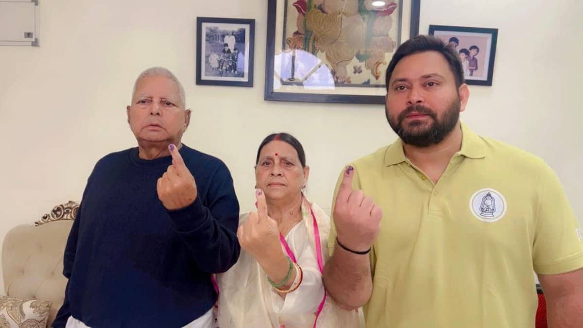 RJD President Lalu Prasad Yada with wife Rabri Devi and son Tejashwi Yadav