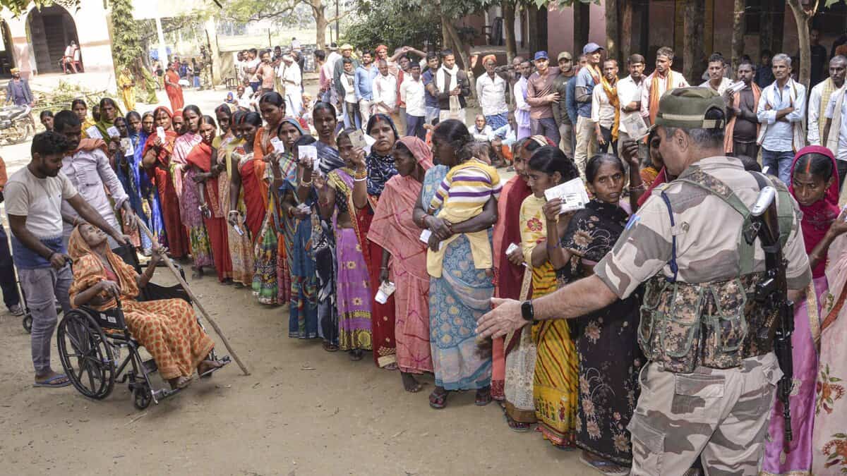 A security personnel keeps vigil at a polling station during the second and final phase of the Bihar Assembly elections in Jehanabad on Tuesday. (PTI Photo)