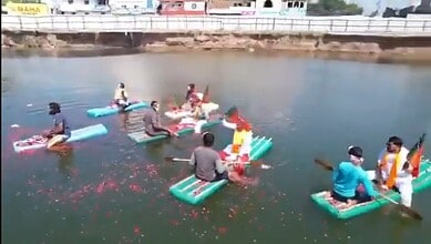 BJP Leaders travel by boat at Warangal bus stand
