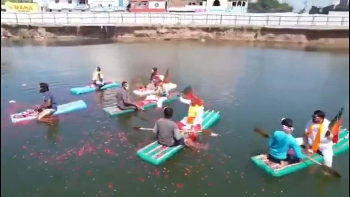 BJP Leaders travel by boat at Warangal bus stand