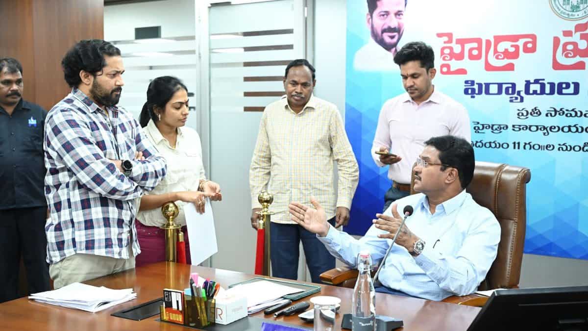 HYDRAA commissioner AV Ranganath listens to residents during prajavani