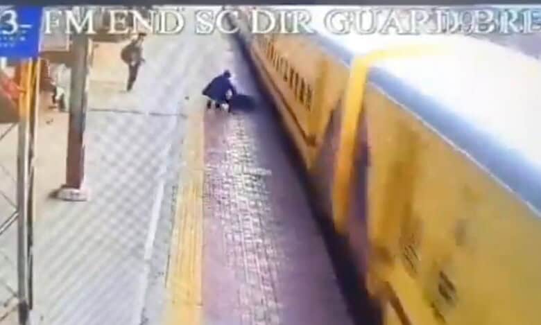 An RPF constable saves a passenger after the latter fell.