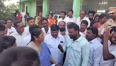 Congress workers protest against minister Seethakka in Mulugu